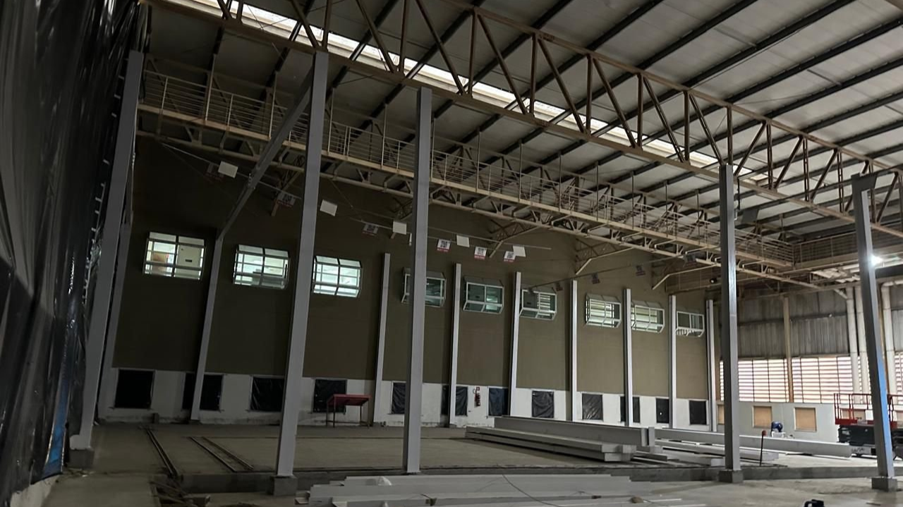 Galpão metálico industrial em construção com estrutura de aço